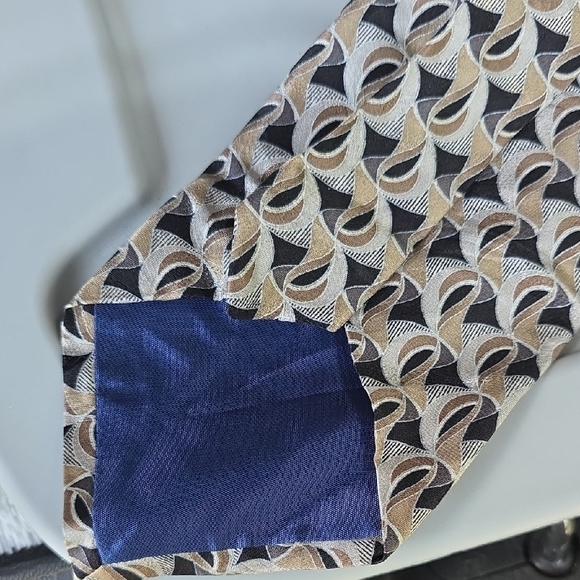 (J28) Van Heusen Black and Cream Patterned Tie - Picture 3 of 4